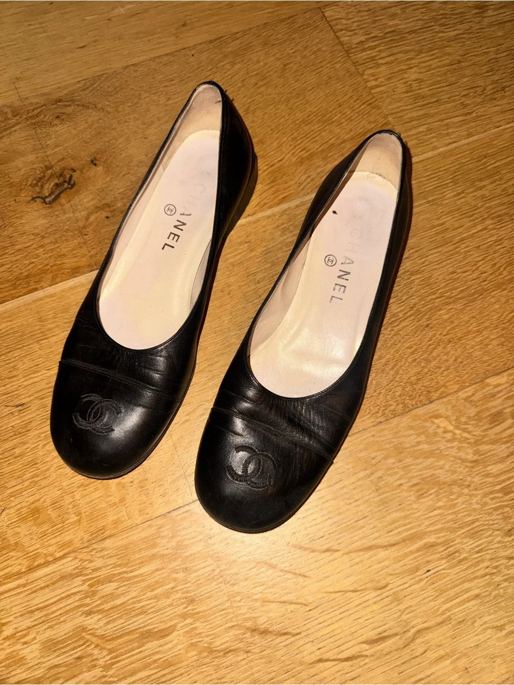 CHANEL Black Leather CC Logo Round-Toe Ballet Flats